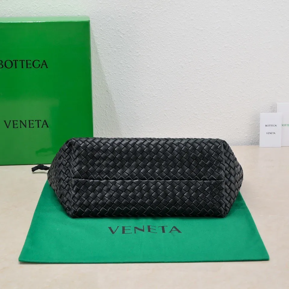 Batch 2060 Ready in stock BV’s iconic bag “CABAT” returns (medium size 32) One of the most popular bag series “CABAT” is now reappearing in a new style with special elements added. • Seamless double-sided woven unlined structure, soft texture, foldable, and can maintain its shape without deformation when empty. Size: 48*15*25cm, bottom 32, model: 5212#